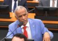 Sem capacete, deputado ex-gay ensina carona em moto sem contato físico
