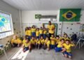 Aluno diz que não pode comprar álbum da Copa, e professor cria versão especial para toda a turma