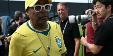 Spike Lee visita treino da Seleção e brinca sobre Neymar: “É o meu cara”