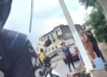 Motociclista fica ferido após colidir contra poste