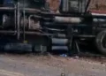 Caminhão que transportava carga de água mineral tomba