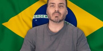 Carlos Bolsonaro envia recado a Flávio em convenção