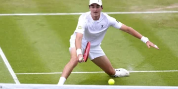 João Fonseca joga mal, é dominado por russo e dá adeus a Wimbledon