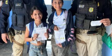 Ação educativa da PRF em escola de Santana do Ipanema (AL) emociona crianças e rende cartinha de agradecimento feita à mão