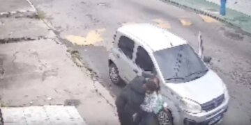 Menina implora para não ter celular roubado em assalto: ‘Só tenho esse’
