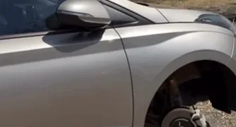 Carro fica no tijolo após ter três pneus furtados por criminosos