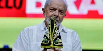 Em meio à polêmica, Janja posta foto de Lula com imagem de Nossa Senhora