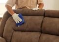 Sofá encardido? Aprenda truque de álcool e vinagre para a limpeza