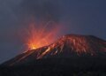 voos são suspensos em aeroporto por erupção do Anak Krakatau