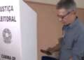 MP Eleitoral denuncia Zema por entrar com celular em cabine de votação