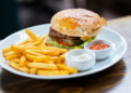 fast food é condenada por servir hambúrguer e batata a trabalhadora