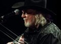 Morre John Anderson, ícone da música country, aos 71 anos